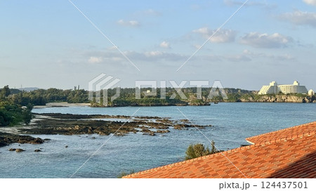 晴れた朝の瀬良垣島から見た沖縄本島　冬の沖縄 124437501