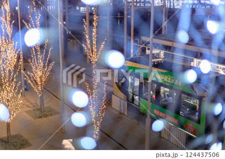 宇都宮駅のライトレールの綺麗な姿 124437506