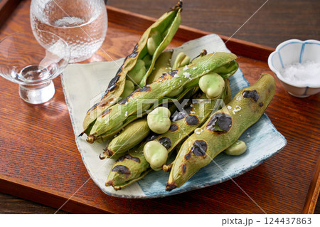 さやごと焼いた「焼きそら豆」｜春の和風おつまみ 124437863
