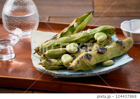さやごと焼いた「焼きそら豆」|春の和風おつまみ さやごと焼いた「焼きそら豆」|春の和風おつまみ 124437868