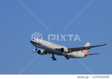 青空を背景に着陸する旅客機　着陸進入する中華航空機 124438290