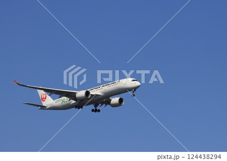 青空を背景に着陸する旅客機 着陸進入するJAL機 青空を背景に着陸する旅客機 着陸進入するJAL機 124438294
