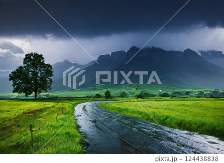 雲流れる夏の風景 124438838