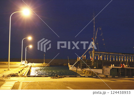 夜の漁港に停泊している漁船 124438933