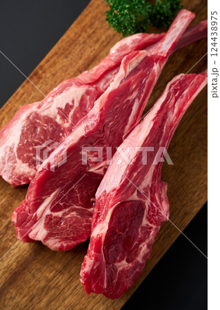 木製まな板に盛り付けた生のラムチョップ肉 木製まな板に盛り付けた生のラムチョップ肉 124438975