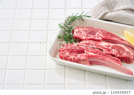 白いバットに並べた生のラムチョップ肉 白いバットに並べた生のラムチョップ肉 124439957
