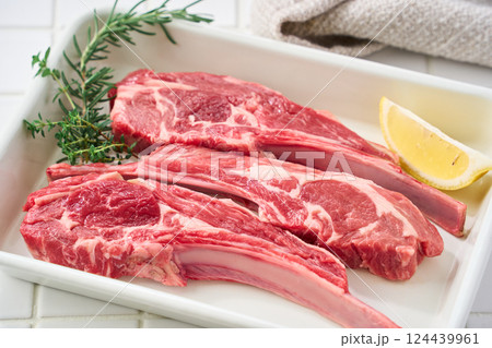 白いバットに並べた生のラムチョップ肉 白いバットに並べた生のラムチョップ肉 124439961