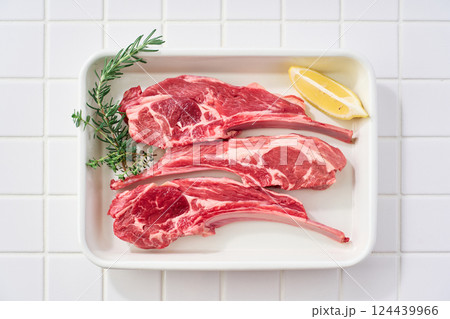 白いバットに並べた生のラムチョップ肉 124439966