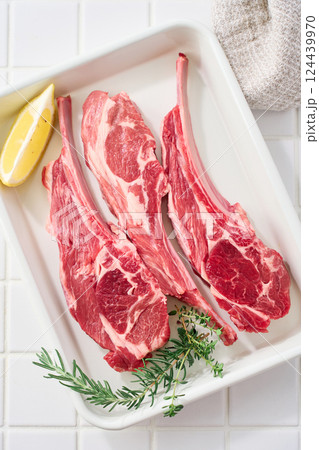 白いバットに並べた生のラムチョップ肉 白いバットに並べた生のラムチョップ肉 124439970