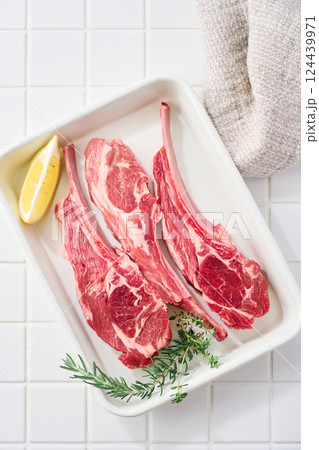 白いバットに並べた生のラムチョップ肉 124439971