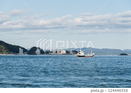 【北九州門司港　和布刈からの関門海峡と貨物船】 124440358