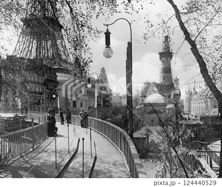 1900年　パリ万博　動く歩道 124440529