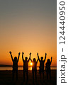 夕日の海に向かって青春を謳歌する大学生 124440950
