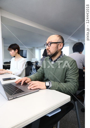 オフィスで働く男性 オフィスで働く男性 124441018