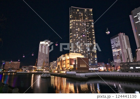 冬 横浜港みなとみらいタワーズミライトの夜空をエアーキャビン舞う 124441130