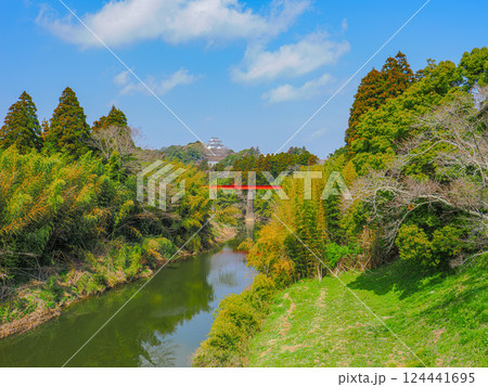 いすみ鉄道の赤い鉄橋と大多喜城 124441695