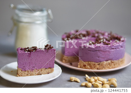 Vegan blueberry pie. Cooking without baking and processing. Raw cooking. 124441755