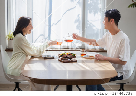食事をするカップル 食事をするカップル 124442735