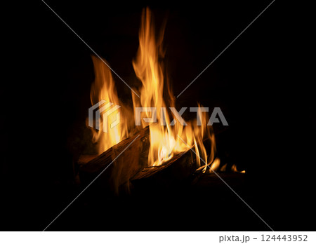 Flames and logs in fireplace Flames and logs in fireplace 124443952