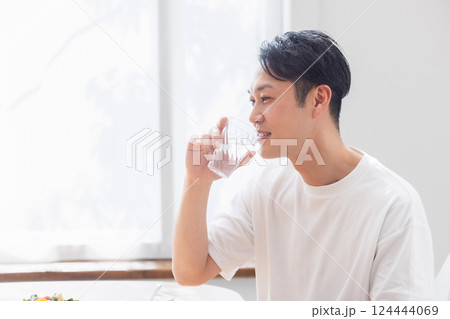 コップの水を飲む男性 124444069