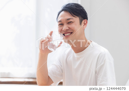 コップの水を飲む男性 コップの水を飲む男性 124444070