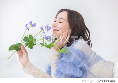 花を持つ女性 124444308