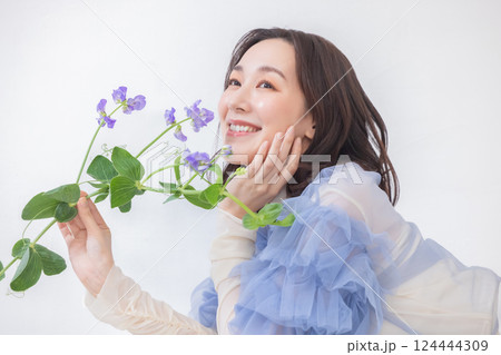 花を持つ女性 124444309