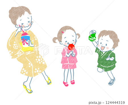 お祭りを楽しむ浴衣と甚平姿の子供たち 124444319