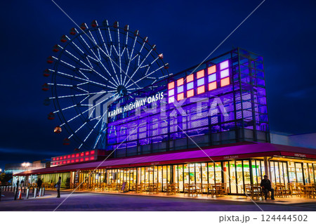 ライトアップされた刈谷ハイウェイオアシス 伊勢湾岸自動車道 ライトアップされた刈谷ハイウェイオアシス 伊勢湾岸自動車道 124444502
