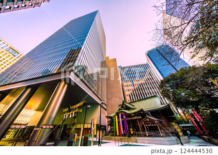 日本の東京都市景観 虎ノ門琴平タワーや金刀比羅宮などを望む。(画面左奥方向に虎ノ門ヒルズ駅) 日本の東京都市景観 虎ノ門琴平タワーや金刀比羅宮などを望む。(画面左奥方向に虎ノ門ヒルズ駅) 124444530