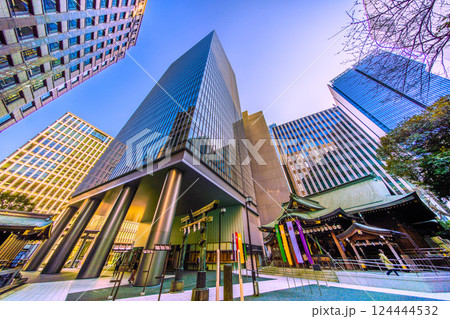 日本の東京都市景観 虎ノ門琴平タワーや金刀比羅宮などを望む。（画面中央奥方向に虎ノ門ヒルズ駅） 124444532