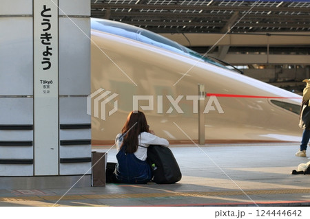 東京駅のホームで新幹線を待つ女性 124444642