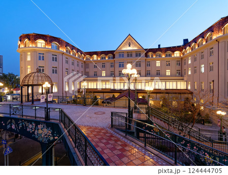 兵庫県宝塚市 夕暮れの宝塚ホテル 兵庫県宝塚市 夕暮れの宝塚ホテル 124444705