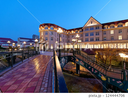 兵庫県宝塚市 夕暮れの宝塚ホテル 124444706