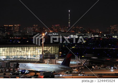 夜の羽田空港　夜間飛行に向かう旅客機 124445024