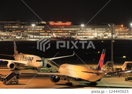 夜の羽田空港　夜間飛行に向かう旅客機 124445025