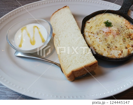 「鉄板で焼き上げたチーズグラタンとトーストの朝食セット」 124445147