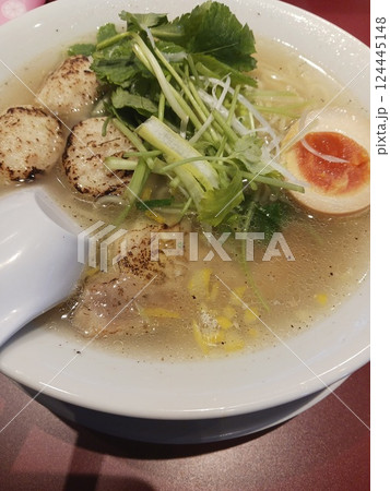 「炙り帆立と鶏白湯ラーメン 透き通るスープの贅沢な一杯」 124445148