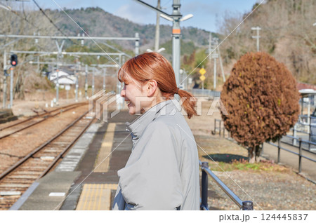 駅のホームで電車を待つ女性 田舎 駅のホームで電車を待つ女性 田舎 124445837