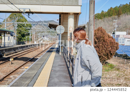 駅のホームで電車を待つ女性 田舎 124445852