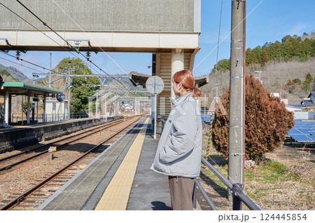駅のホームで電車を待つ女性 田舎 124445854