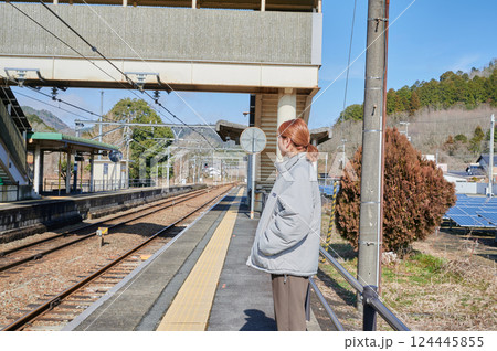 駅のホームで電車を待つ女性 田舎 124445855