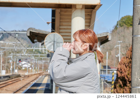 駅のホームで電車を待つ女性 田舎 124445861