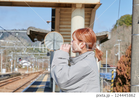 駅のホームで電車を待つ女性 田舎 124445862