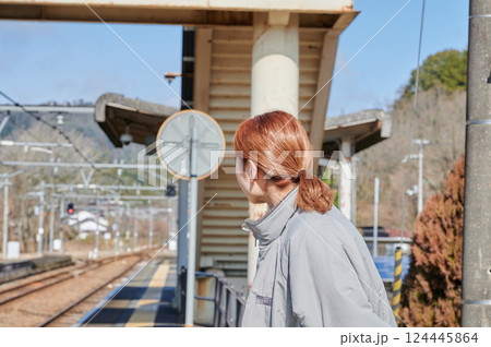 駅のホームで電車を待つ女性 田舎 124445864