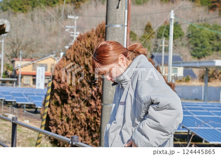 駅のホームで電車を待つ女性 田舎 駅のホームで電車を待つ女性 田舎 124445865