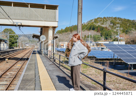 駅のホームで電車を待つ女性 田舎 駅のホームで電車を待つ女性 田舎 124445871