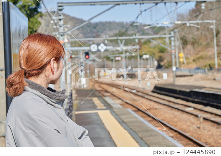 駅のホームで電車を待つ女性 田舎 124445890