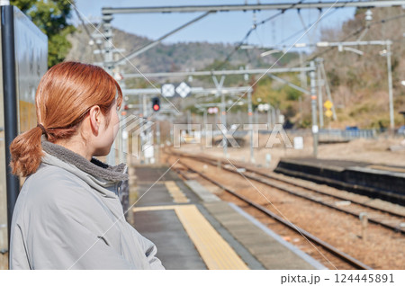 駅のホームで電車を待つ女性 田舎 124445891