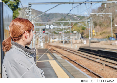 駅のホームで電車を待つ女性 田舎 124445892